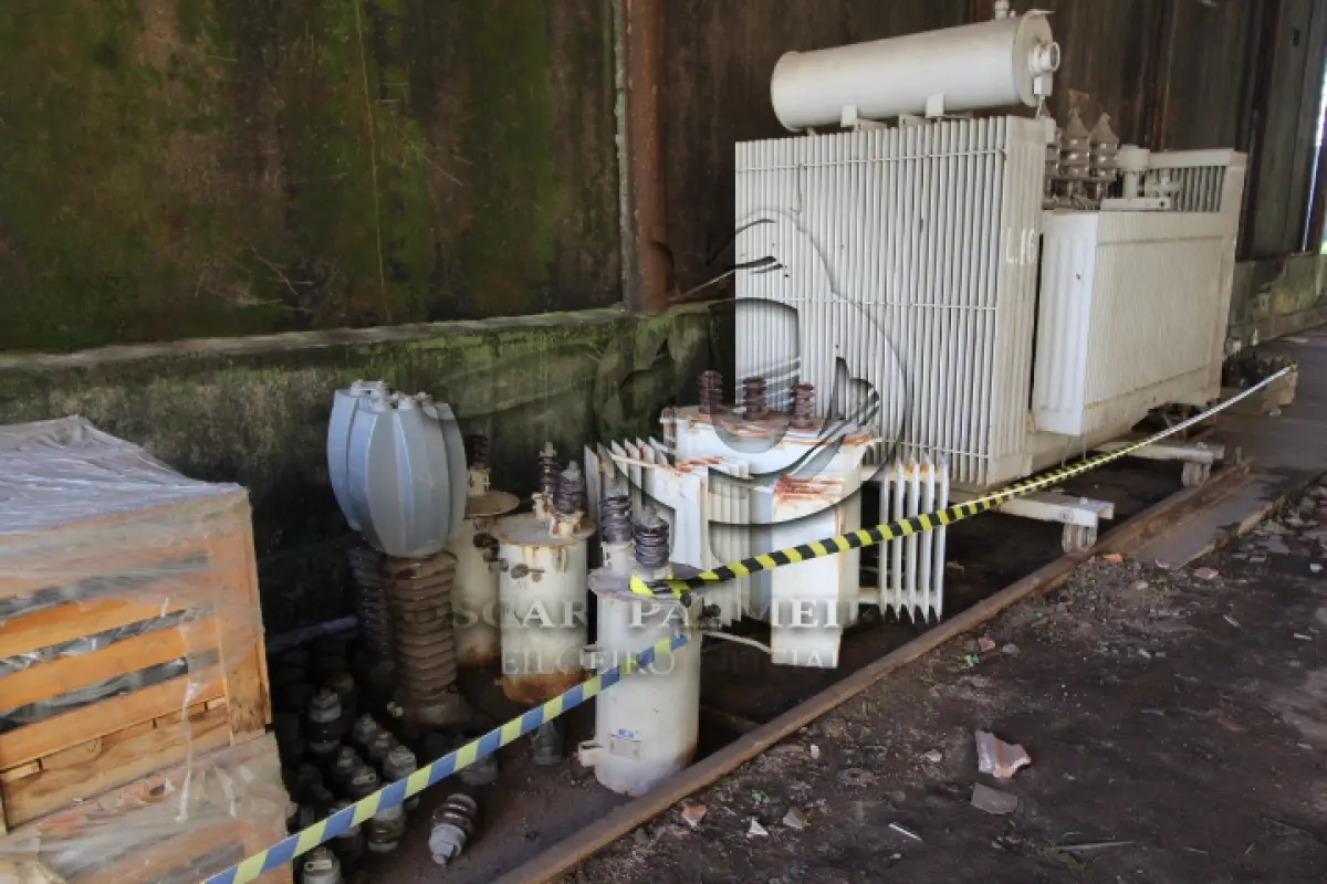 LOTE 016 - DIVERSOS MATERIAIS TRANSFORMADORES COMPOSTO DE:  TRANSFORMADORES, SAPATAS DE FREIO, ISOLADORES 