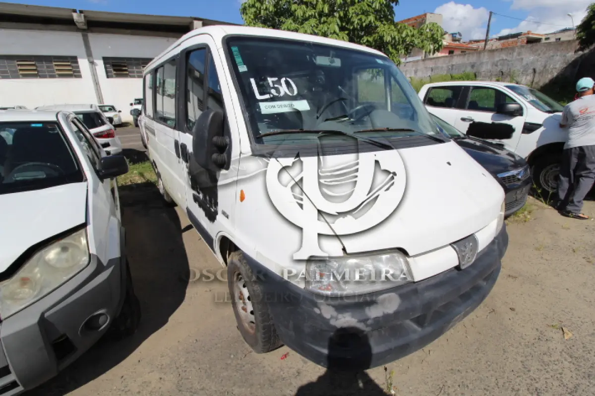 LOTE 050 - VEÍCULO; MARCA/MODELO: PEUGEOT/BOXER M330M 2.3 FAB/MOD: 2014/2014 PLACA: OZE4710 CHASSI: 936ZBWMMBE2133263
