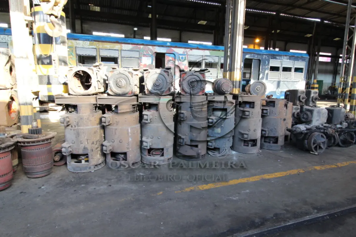 LOTE 017 - DIVERSOS MATERIAIS MOTORES COMPOSTO DE:  MOTORES DE TRAÇÃO DE CORRENTE CONTINUA, BOBINAS DE CAMPO INDUZIDO, CARCAÇA DE FERRO, MOTORES GERADORES E MOTOR COMPRESSOR