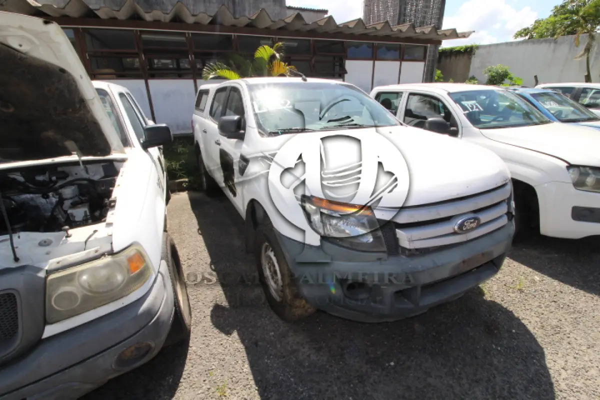 LOTE 122 - VEÍCULO; MARCA/MODELO: I/FORD RANGER XL CD4 22 FAB/MOD: 2013/2013 PLACA: OUM3042 CHASSI: 8AFAR23JXDJ128880