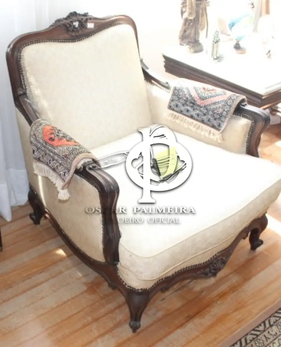 LOTE 003 - POLTRONA