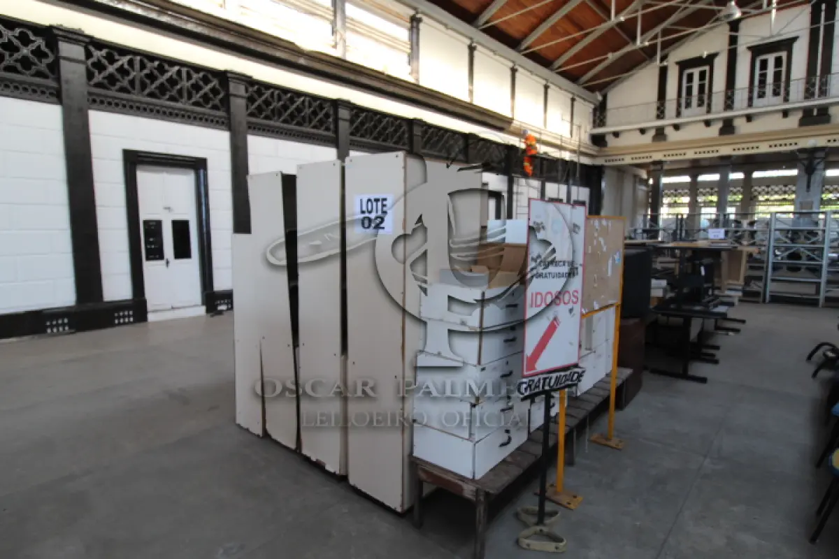 LOTE 002 - DIVERSOS MATERIAIS DE ESCRITÓRIO COMPOSTO DE: CATRACAS, MESAS PARA COMPUTADOR, CADEIRAS FIXAS E GIRATÓRIAS, REFRIGERADORES, FOGÕES, BOTIJÕES, BEBEDOUROS, PURIFICADORES DE ÁGUA, APARELHOS TELEFÔNICOS, RACK DE FERRO, QUADROS DE AVISO, MESAS PARA ESCRITÓRIO, ARMÁRIOS EM MADEIRA, GAVETEIROS EM MADEIRA, BANCOS EM MADEIRA, BAÚ EM MADEIRA, TELEVISOR, CAFETEIRAS, FORNOS DE MICROONDAS, PORTA PASTAS SUSPENSAS DE FERRO