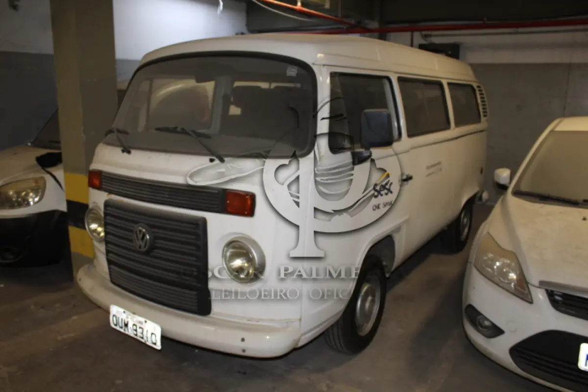 LOTE 015 - VEÍCULO - VW KOMBI, ANO/MOD 2013/2014.