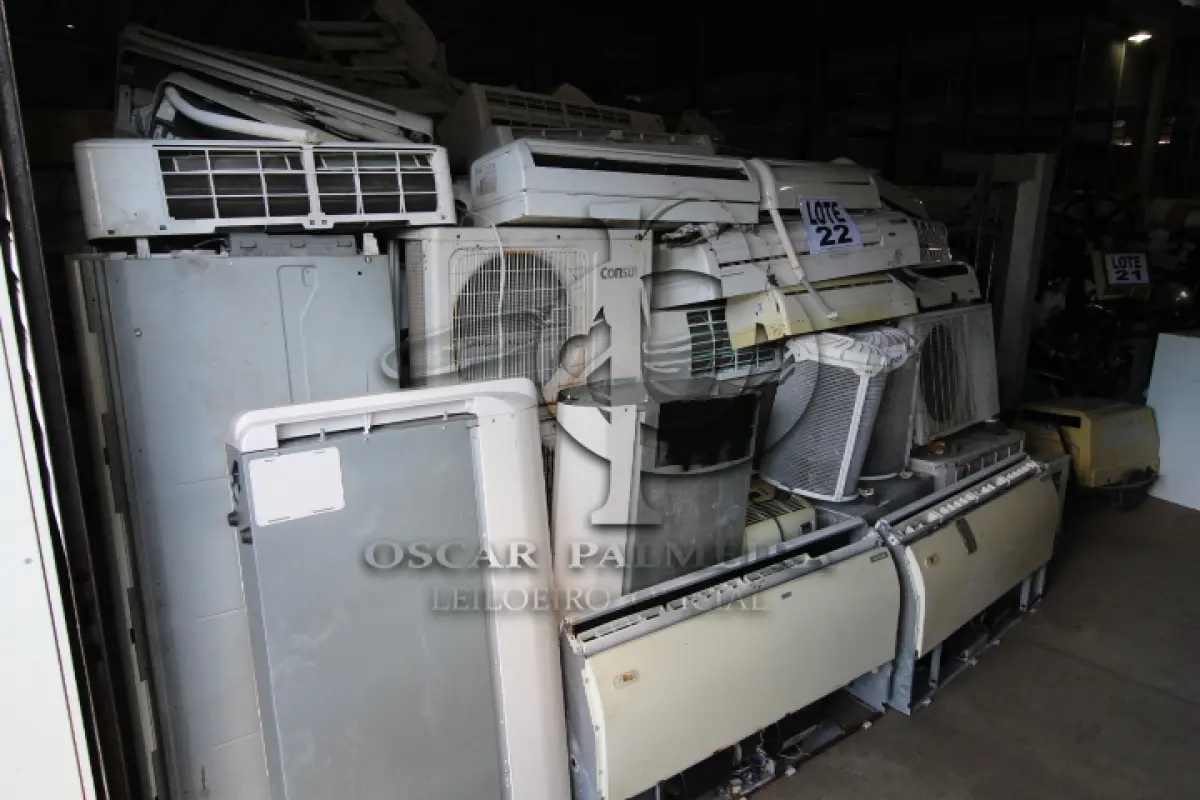 LOTE 022 - DIVERSOS MATERIAIS DE ESCRITÓRIO COMPOSTO DE: CONDENSADORAS, EVAPORADORAS, CONDICIONADORES DE AR