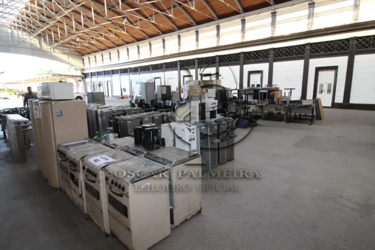 LOTE 002 - DIVERSOS MATERIAIS DE ESCRITÓRIO COMPOSTO DE: CATRACAS, MESAS PARA COMPUTADOR, CADEIRAS FIXAS E GIRATÓRIAS, REFRIGERADORES, FOGÕES, BOTIJÕES, BEBEDOUROS, PURIFICADORES DE ÁGUA, APARELHOS TELEFÔNICOS, RACK DE FERRO, QUADROS DE AVISO, MESAS PARA ESCRITÓRIO, ARMÁRIOS EM MADEIRA, GAVETEIROS EM MADEIRA, BANCOS EM MADEIRA, BAÚ EM MADEIRA, TELEVISOR, CAFETEIRAS, FORNOS DE MICROONDAS, PORTA PASTAS SUSPENSAS DE FERRO