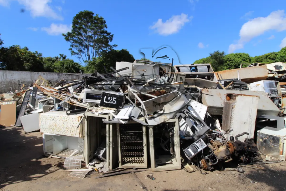 LOTE 025 - SUCATAS FERROSA COMPOSTA DE: REFRIGERADORES, FOGÕES, CONDICIONADORES DE AR, TELEVISORES, CPU'S, FORNOS DE MICROONDAS, MONITORES, CONDENSADORAS, CAIXA HERMÉTICA, ESTANTES EM AÇO, ARMÁRIOS EM AÇO, MESAS PARA REFEITÓRIO, BELICHES, RACKS, BEBEDOUROS, FRIGOBARES, CENTRAL DE AR, CARROCERIA DE FIESTA GLX, CHASSI 9BFNGZFHA1B349837, CARROCERIA DE COURIER RONTAN, CHASSI 9BFZC52P7CB913147, MOTORES SEM CONDIÇÃO DE UTILIZAÇÃO