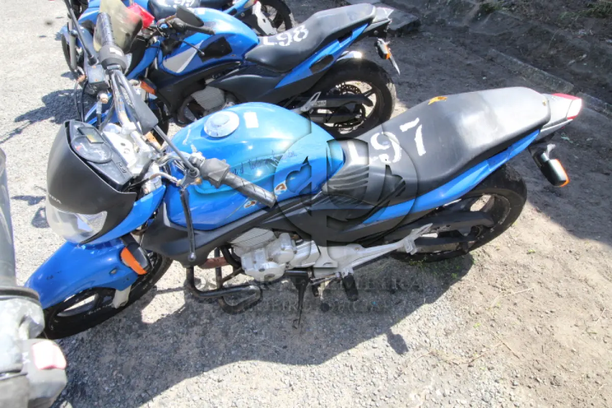 LOTE 097 - VEÍCULO; MARCA/MODELO: HONDA/CB 300R FAB/MOD: 2012/2012 PLACA: OLA6276 CHASSI: 9C2NC4310CR074180