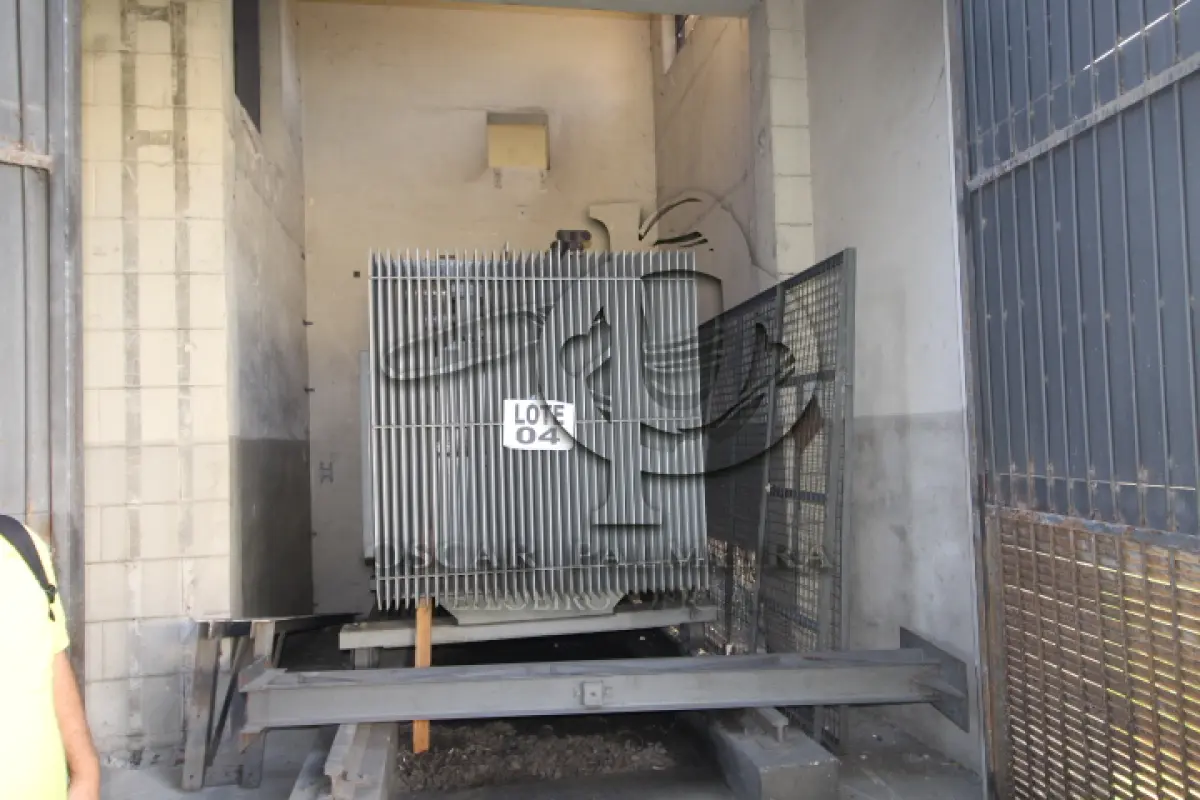 LOTE 004 - DIVERSOS MATERIAIS DE FERRO COMPOSTO DE:  TRANSFORMADORES, DISJUTORES, PAINEIS DE CONTROLE, ESTANTE RETIFICADORA, BOBINAS, FERROS DIVERSOS