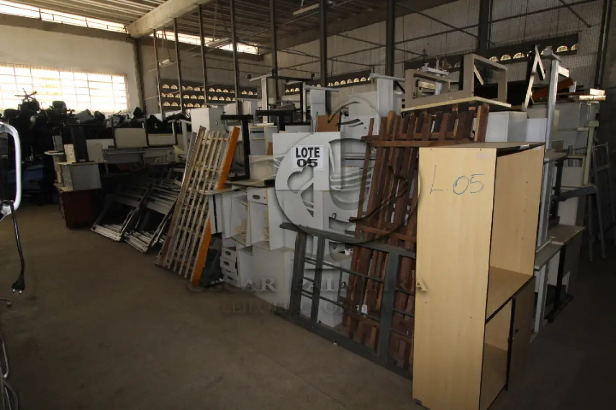LOTE 005 - DIVERSOS MATERIAIS DE ESCRITÓRIO COMPOSTO DE: GAVETEIROS EM MADEIRA, SUPORTES PARA CPU, BELICHES EM AÇO, MESAS PARA ESCRITÓRIO, MESAS PARA COMPUTADOR, DIVISÓRIAS, ARMÁRIOS EM MADEIRA, ESTAÇÃO DE TRABALHO EM MADEIRA, ARQUIVOS EM MADEIRA