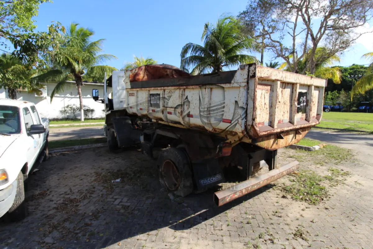LOTE 022 - VEÍCULO: MARCA/MODELO: FORD/CARGO 1517 E; FAB/MOD: 2010/2010; PLACA: NYQ5079; CHASSI: 9BFXCE5U2ABB58711
