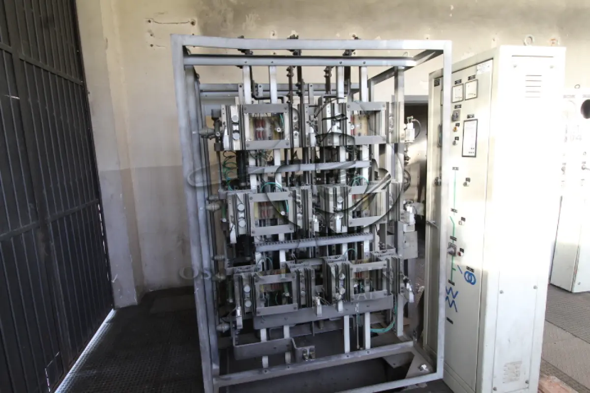 LOTE 004 - DIVERSOS MATERIAIS DE FERRO COMPOSTO DE:  TRANSFORMADORES, DISJUTORES, PAINEIS DE CONTROLE, ESTANTE RETIFICADORA, BOBINAS, FERROS DIVERSOS