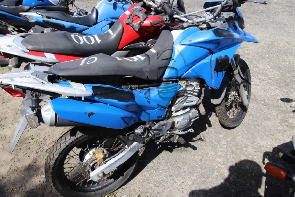 LOTE 101 - VEÍCULO; MARCA/MODELO: HONDA/XRE 300 FAB/MOD: 2013/2013 PLACA: OUN7582 CHASSI: 9C2ND1110DR013238
