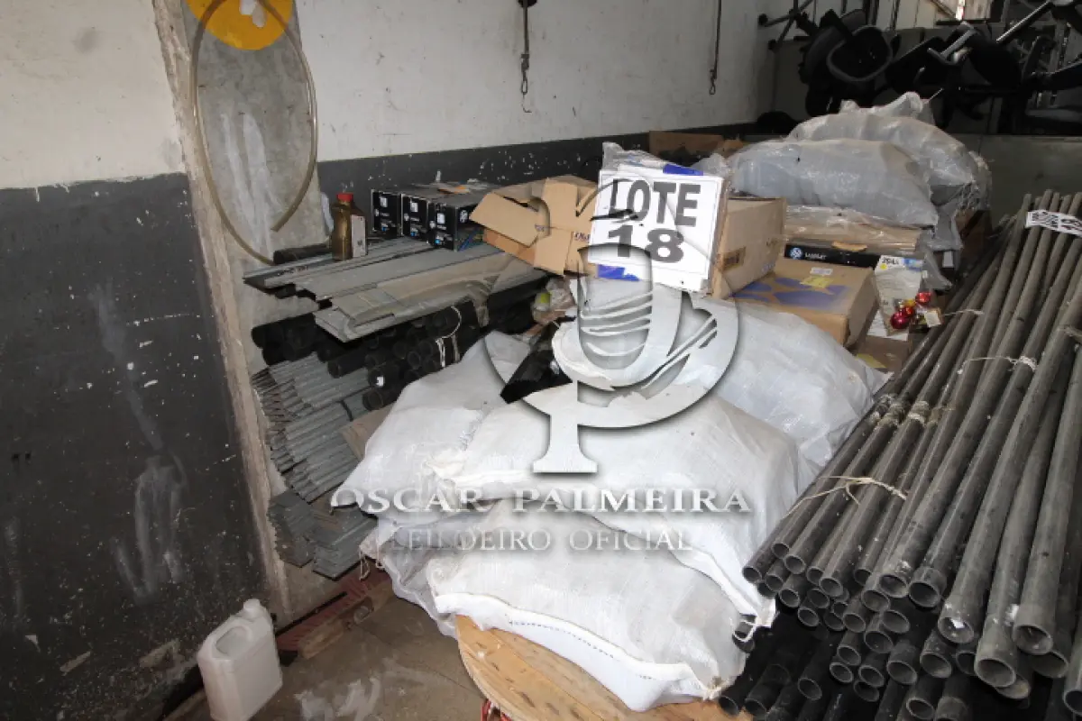 LOTE 018 - DIVERSOS MATERIAIS HIDRAULICOS E ELETRICOS COMPOSTO DE: BRAÇADEIRAS, ADAPTADORES, ALICATES DE CRIMPAGEM, ANILHAS, BROCAS DE AÇO, CABOS FLEXÍVEIS, CAIXAS DE PVC, CANALETAS, CURVAS, DISJUNTORES, ELETRODUTOS EM PVC, LUVAS, PARAFUSOS, PORCAS, RACKS EM AÇO GALVANIZADO, REATORES, TAMPAS PARA DUTOS, SUPORTES