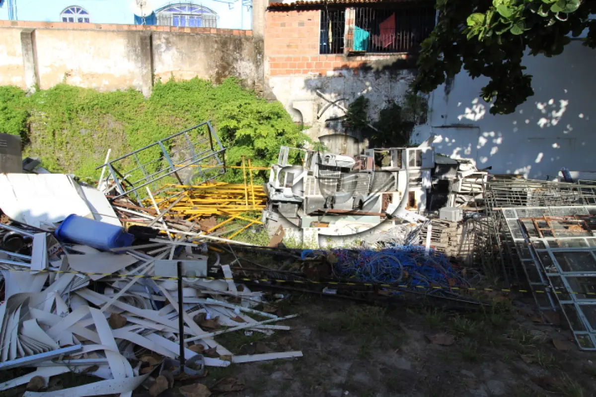 LOTE 012 - DIVERSOS MATERIAIS DE FERRO COMPOSTO DE:  SUCATA DE FERRO, MADEIRA, ALUMINIO, CONDICIONADORES DE AR, FERRO, PVC, INOX, GRADES EM FERRO 