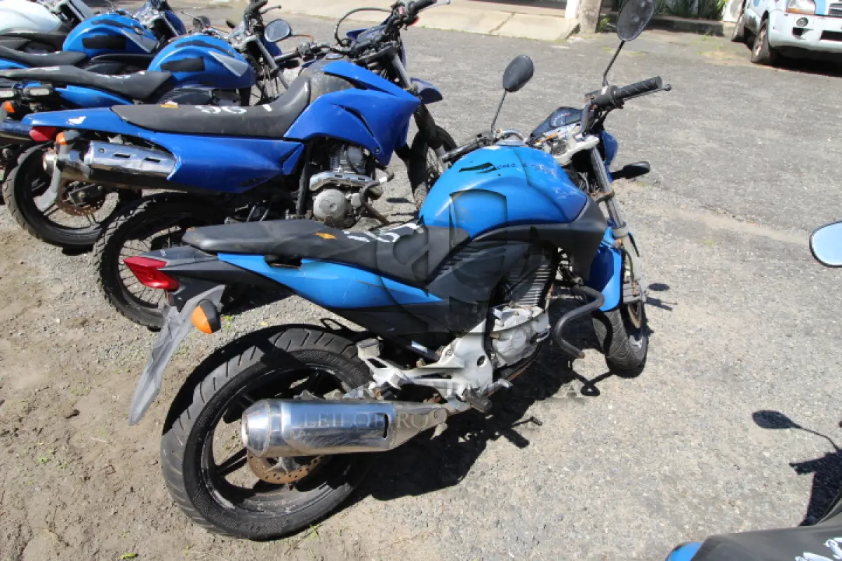 LOTE 097 - VEÍCULO; MARCA/MODELO: HONDA/CB 300R FAB/MOD: 2012/2012 PLACA: OLA6276 CHASSI: 9C2NC4310CR074180