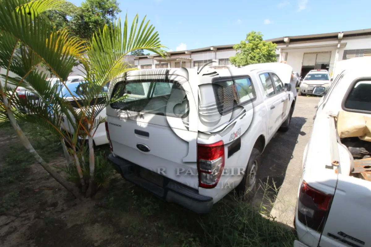LOTE 122 - VEÍCULO; MARCA/MODELO: I/FORD RANGER XL CD4 22 FAB/MOD: 2013/2013 PLACA: OUM3042 CHASSI: 8AFAR23JXDJ128880