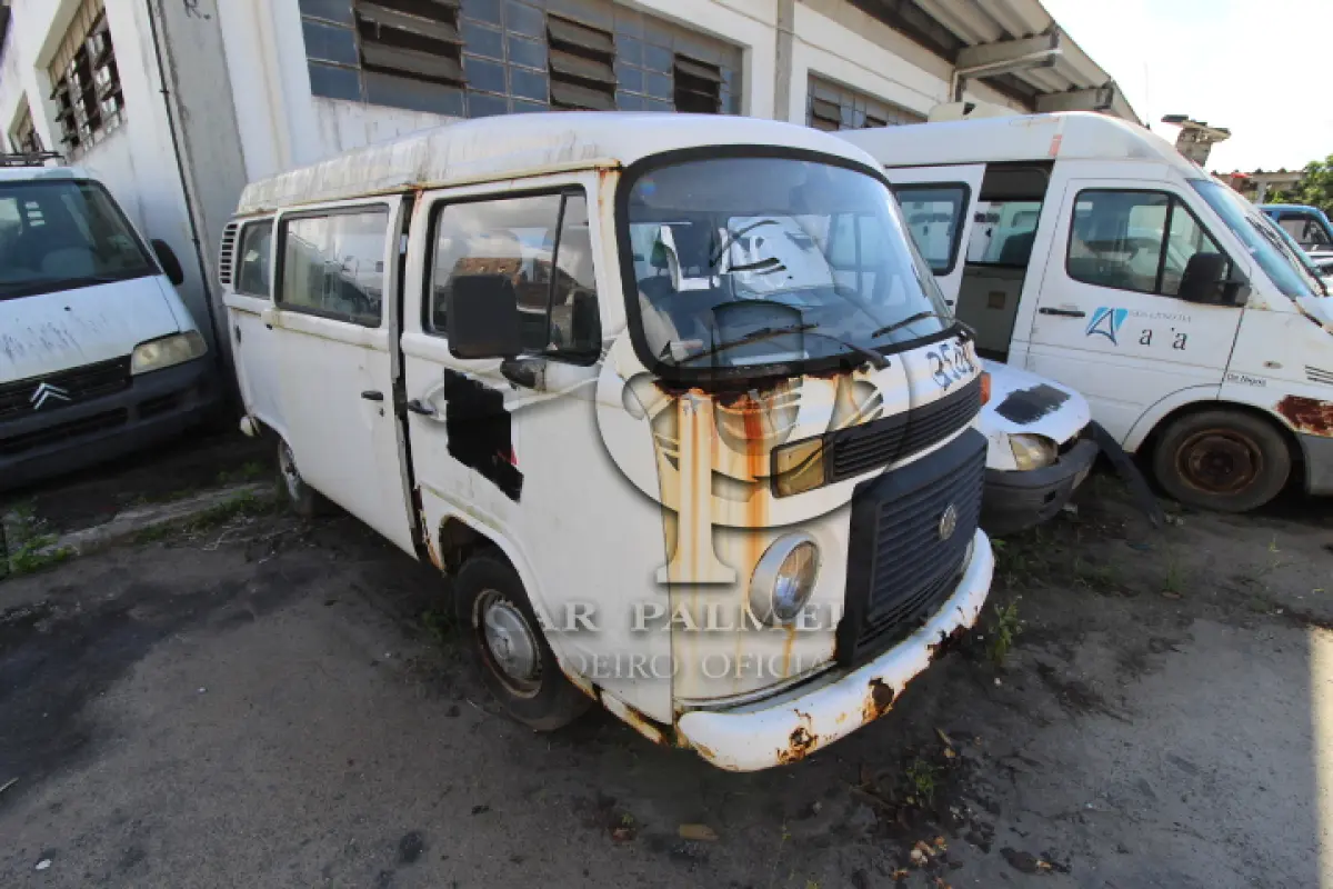 LOTE 046 - SUCATA DE VEÍCULOS:    KOMBI LOTAÇÃO, CHASSI 9BWGF07X68P023503    COURIER RONTAN, CHASSI 9BFNSZPPA5B979396