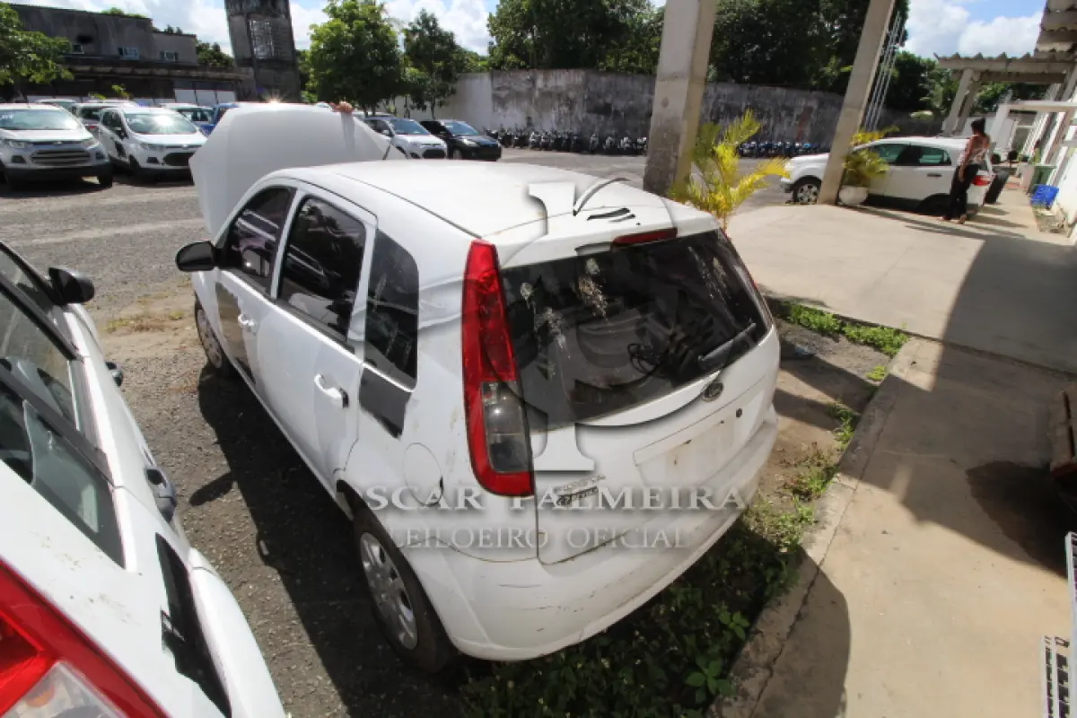 LOTE 083 - VEÍCULO; MARCA/MODELO: FORD/FIESTA 1.6 FLEX FAB/MOD: 2013/2014 PLACA: OUJ2475 CHASSI: 9BFZF55P3E8018368