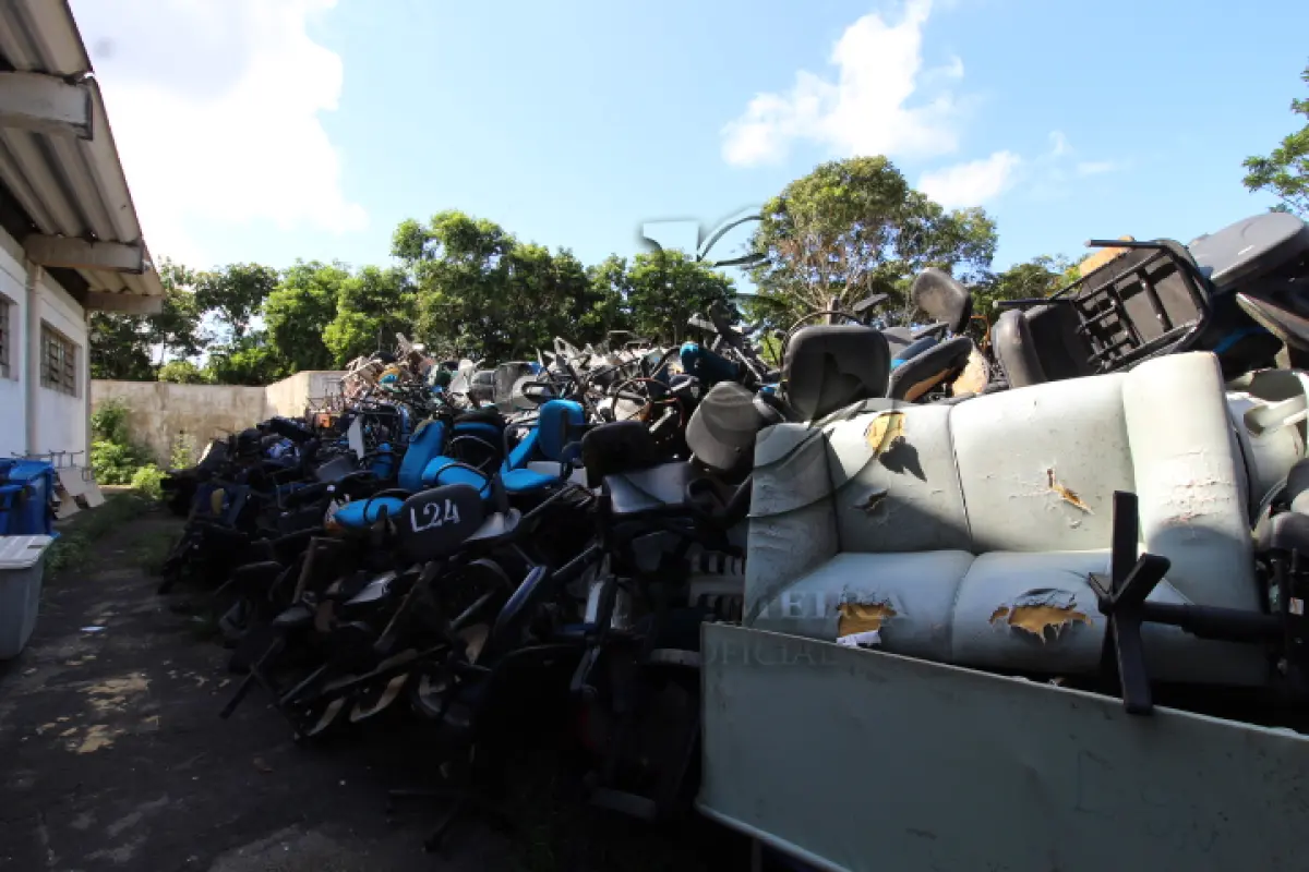 LOTE 024 - DIVERSOS MATERIAIS DE ESCRITÓRIO COMPOSTO DE: SOFÁS, LONGARINAS, POLTRONAS, CADEIRAS FIXAS, CADEIRAS GIRATORIAS, CADEIRAS PLASTICAS, CADEIRAS ESCOLARES