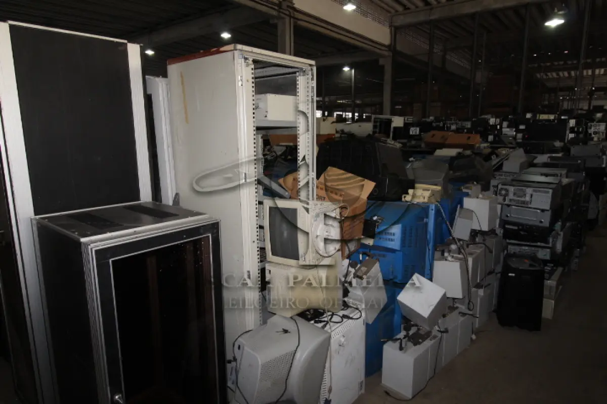 LOTE 015 - DIVERSOS MATERIAIS ELTRÔNICOS COMPOSTO DE: TELEVISORES, MONITORES, APARELHOS DE DVD, ESTABILIZADORES, CPU’S, RETROPROJETORES, APARELHOS DE FAX, IMPRESSORAS, ESTAÇÕES DE RÁDIO, RÁDIOS TRANSCEPTORES MÓVEIS, SWITCH'S, FILMADORAS, FRAGMENTADORAS, ESTAÇÃO REPETIDORA, FONTES DE ALIMENTAÇÃO, SCANNERES, MICROFONES, PROJETORES MULTIMÍDIA