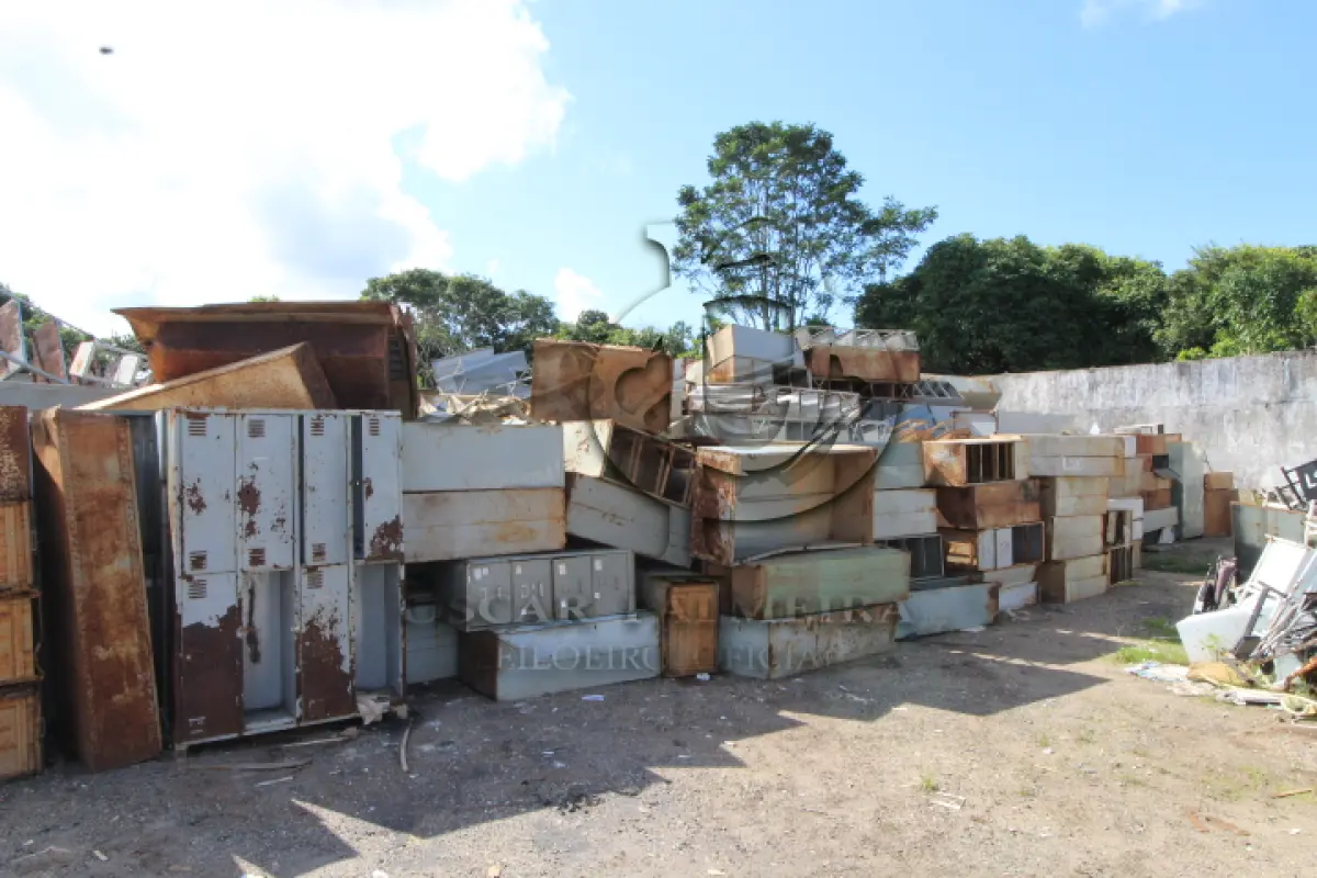 LOTE 026 - DIVERSOS MATERIAIS DE ESCRITÓRIO COMPOSTO DE: ARMÁRIOS EM AÇO, ARQUIVOS EM AÇO, ESTANTES EM AÇO