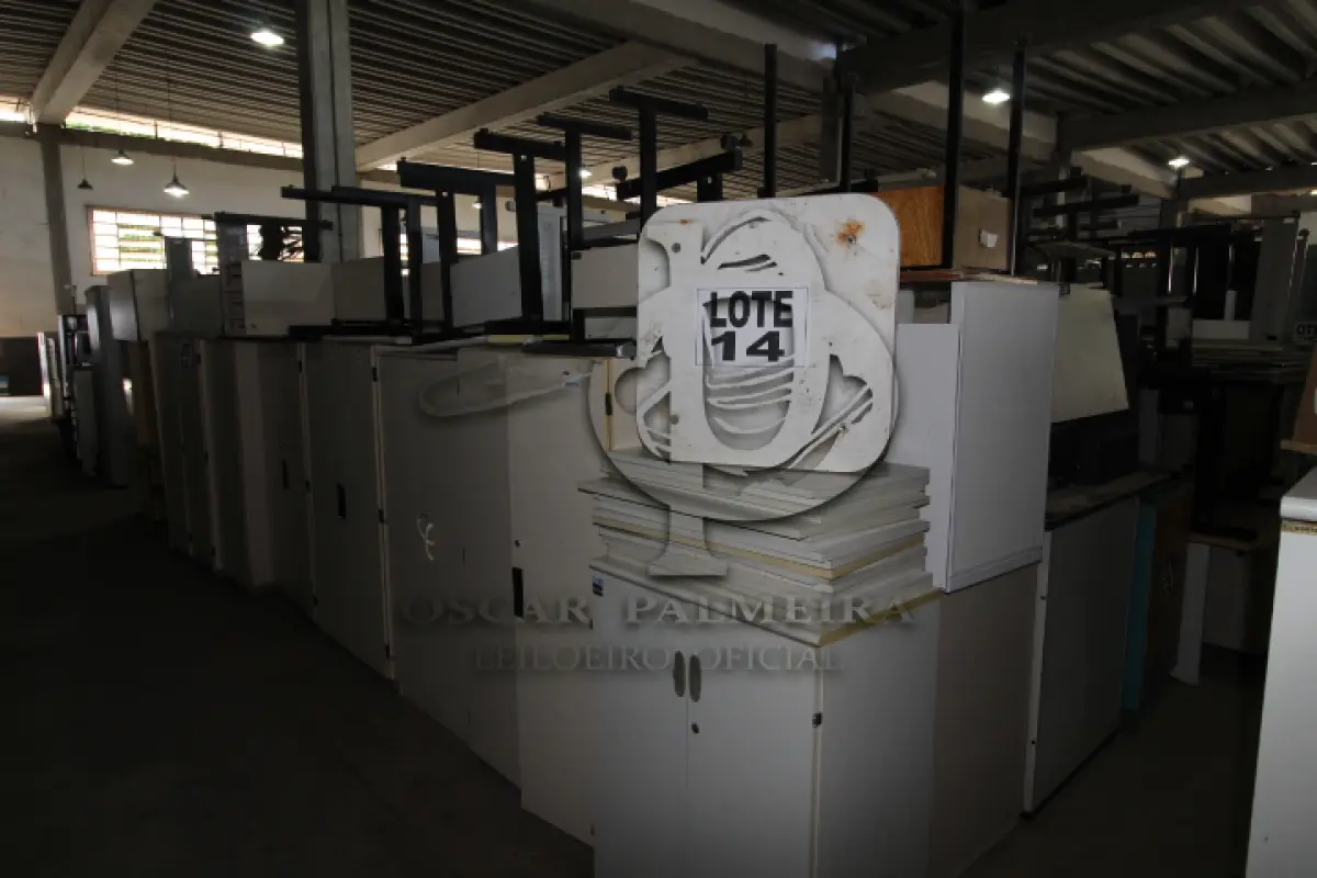 LOTE 014 - DIVERSOS MATERIAIS DE ESCRITÓRIO COMPOSTO DE: ARMÁRIOS EM MADEIRA, MESAS PARA ESCRITÓRIO, GAVETEIROS EM MADEIRA, ARQUIVOS EM MADEIRA, ESTAÇÕES DE TRABALHO, SUPORTES PARA CPU, MESAS PARA REFEITÓRIO, PÉS DE FERRO PARA MESA