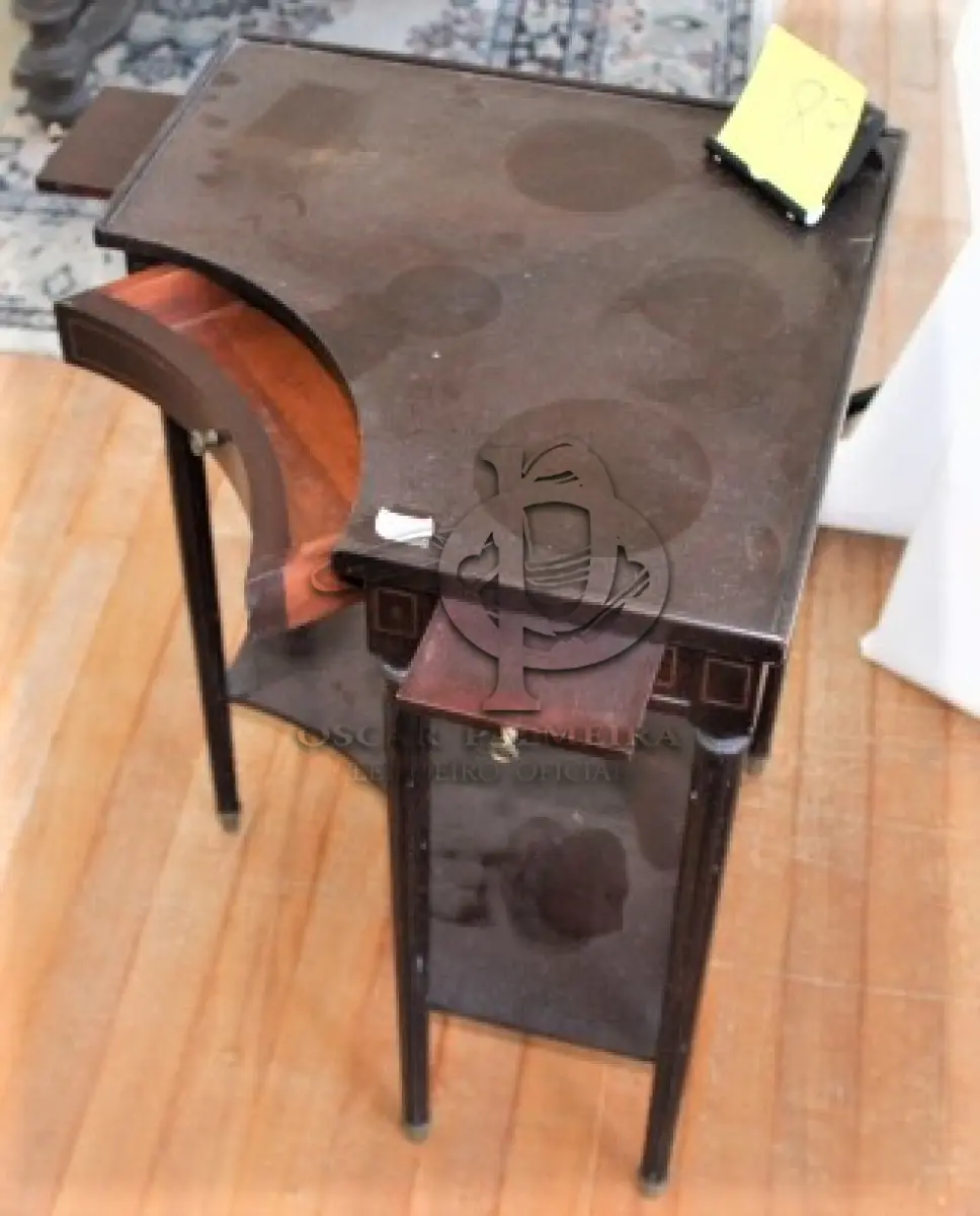 LOTE 083 - MESA DE CANTO