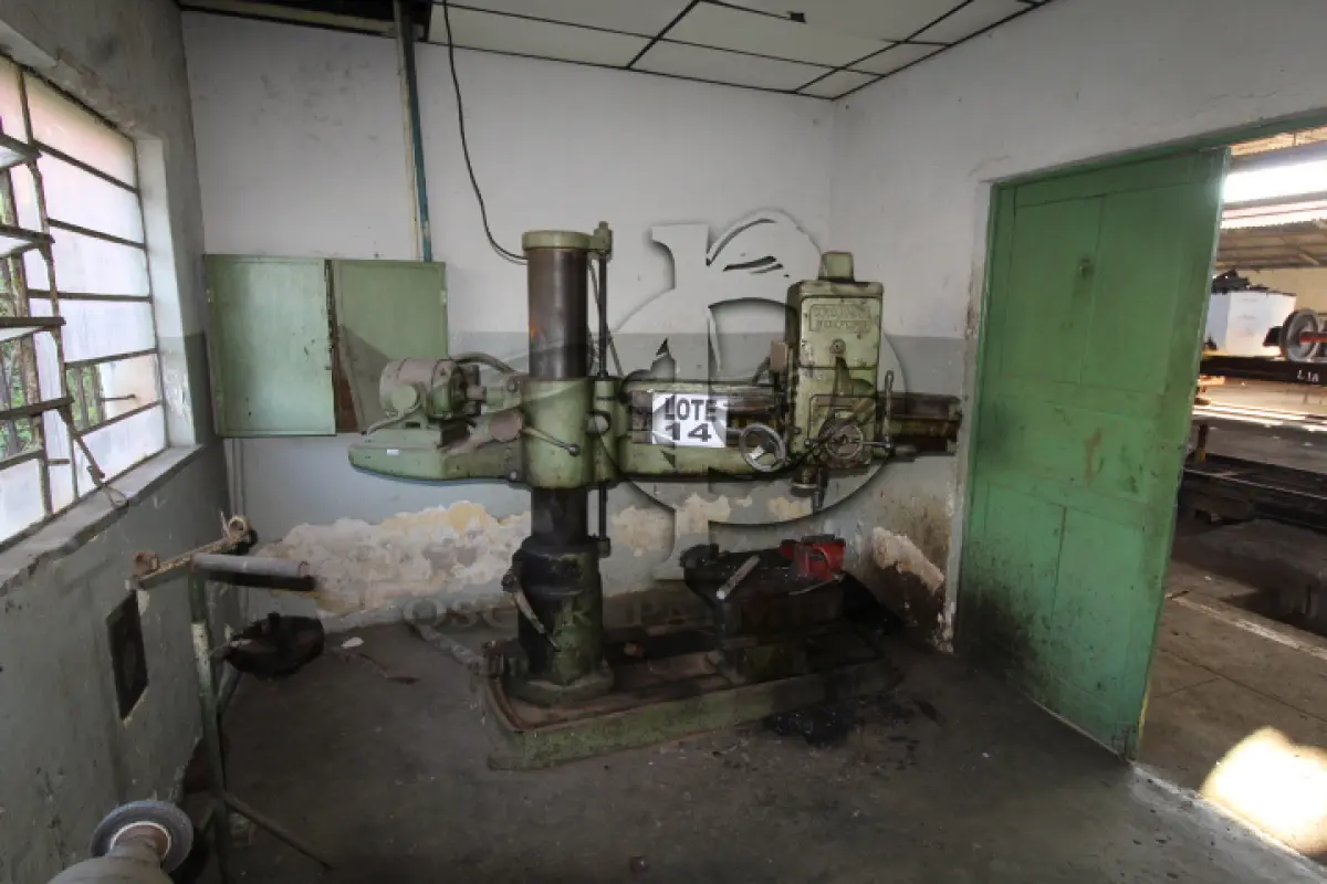 LOTE 014 - DIVERSOS MATERIAIS DE FERRO COMPOSTO DE: CAVALETES EM FERRO, CONJUNTO DE BLOCAS, PLAINAS, TORNO, FURADEIRAS, ESMERIL, ARMARIO EM AÇO DE 06 GAVETAS, BANCADA DE MESA EM AÇO 01 GAVETA