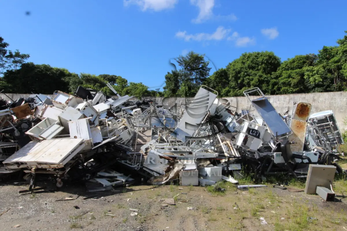 LOTE 027 - DIVERSOS MATERIAIS HOSPITALARES COMPOSTO DE: CADEIRAS DE RODAS, POLTRONAS RECLINÁVEIS, CADEIRAS DE BANHO, MACAS, BIOMBOS, NEGATOSCÓPIO, CAMAS, MESAS CABECEIRA, BERÇOS, MESA PARA ALTA CIRURGIA, ARMÁRIOS VITRINE, ESCADAS