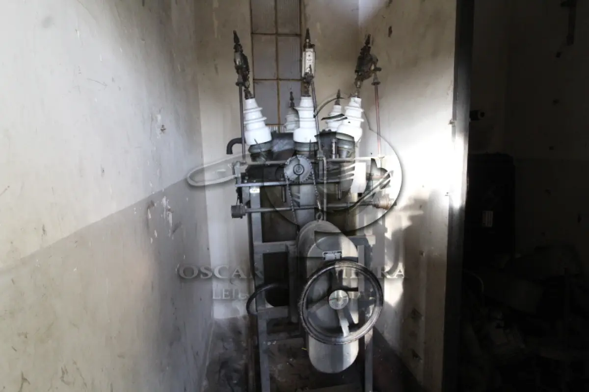 LOTE 004 - DIVERSOS MATERIAIS DE FERRO COMPOSTO DE:  TRANSFORMADORES, DISJUTORES, PAINEIS DE CONTROLE, ESTANTE RETIFICADORA, BOBINAS, FERROS DIVERSOS