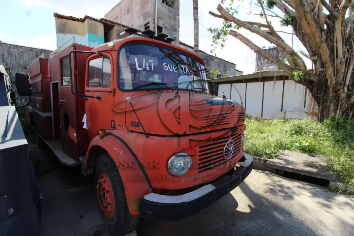 LOTE 047 - SUCATA DE VEÍCULOS:    CARROCERIA DE CAMINHÃO 1519, CHASSI 34501312364353 (SEM CERTIDÃO) (MOTOR 34591510030810)    CAMINHÃO 709, CHASSI 9BM688101LB868675 (MOTOR SEM CONDIÇÃO DE UTILIZAÇÃO)