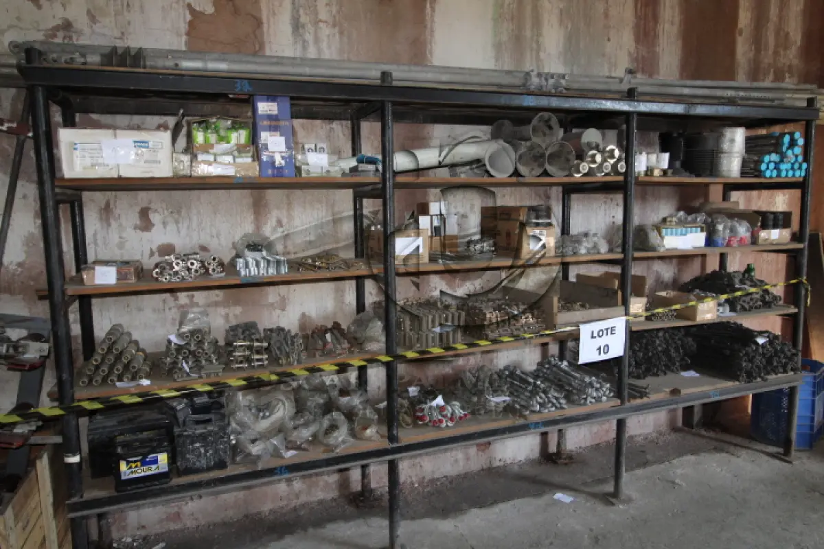 LOTE 010 - DIVERSOS MATERIAIS DE COBRE/FERRO/ALUMÍNIO COMPOSTO DE: CABOS DIVERSOS REVESTIDOS, ESTANTE, BIBINAS PARA MOTORES, TUBOS EM ALUMÍNIO, ESTICADORES EM FERRO, BUZINAS PARA TREM, EMENDAS, ESPAÇADORES, GARRAS, MANGUEIRAS, SAÍDAS DE COMPRESSOR, TOMADAS STECK, TRAVAS EM COBRE, PARAFUSOS, CHAVES SECCIONADORAS, FIO DE CONTATO, CABOS MENSAGEIROS, CABOS ENCAPADOS E SUSPENSORIOS, CILINDROS PARA COMPRESSOR, PISTÕES, COXINS, MANILHAS, PORTA ESCOVAS, TOMADAS, SWITCHS SISTEMA X, SUPORTES PARA LÂMPADAS, ELOS FUSÍVEIS, BARRAS CHATAS DE COBRE