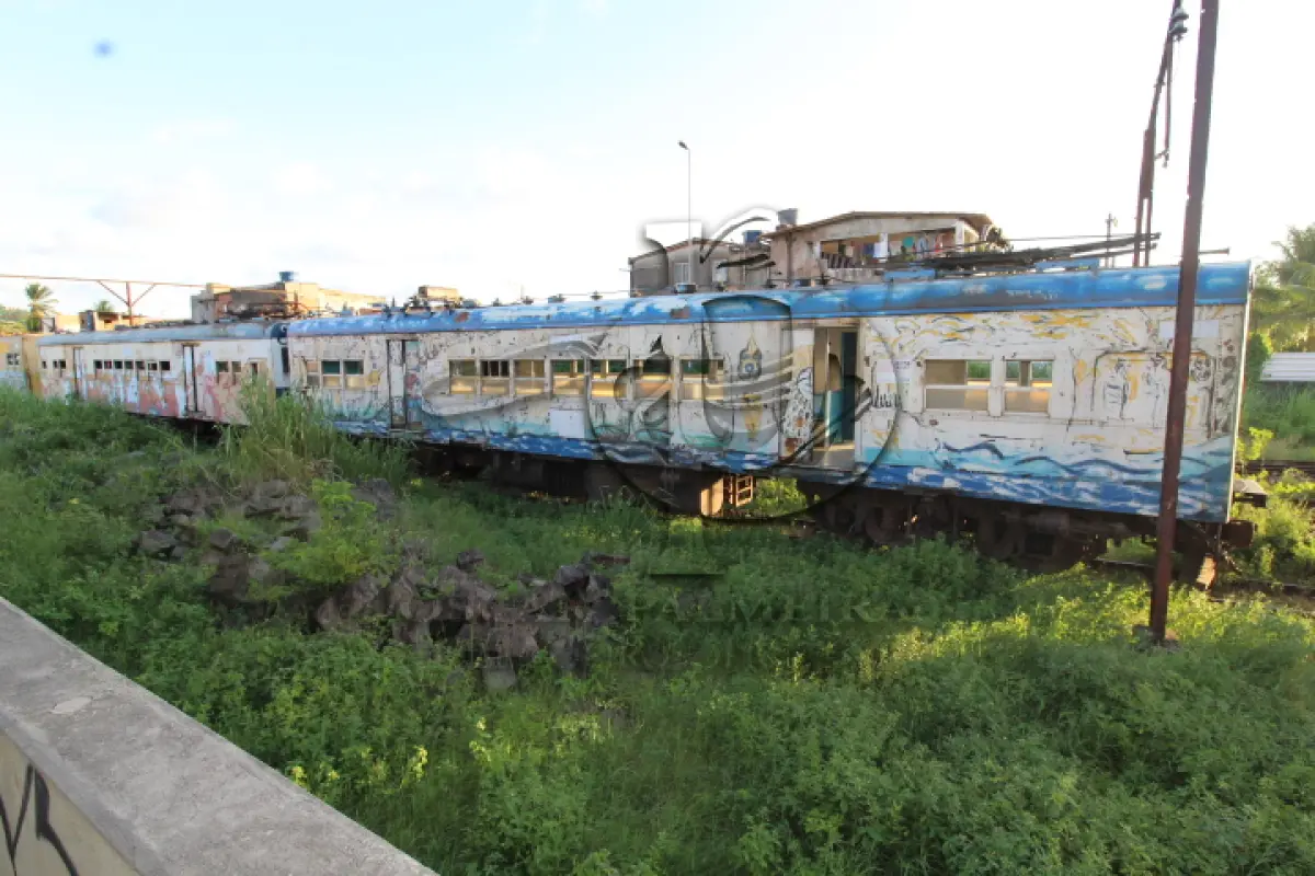 LOTE 002 - DIVERSOS MATERIAIS DE FERRO COMPOSTO DE:  02 VAGÕES DE TREM PARA PASSAGEIROS