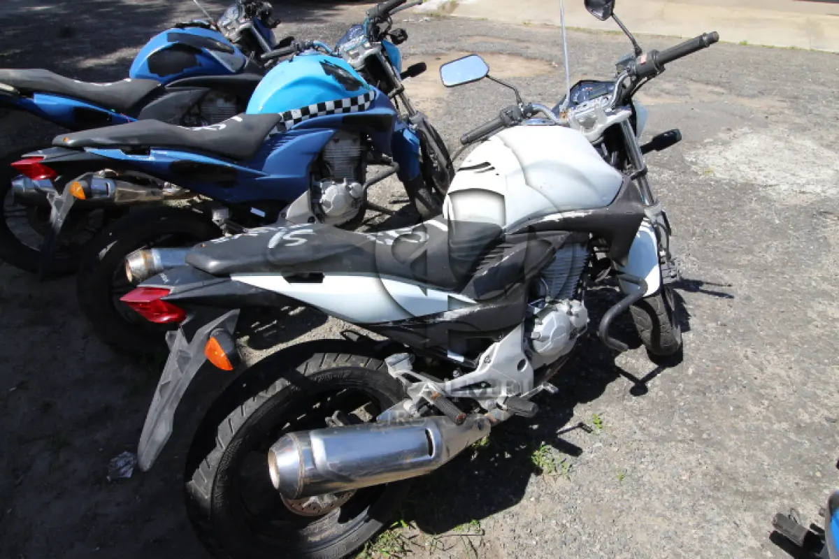LOTE 093 - VEÍCULO; MARCA/MODELO: HONDA/CB 300R FAB/MOD: 2012/2012 PLACA: OLB8316 CHASSI: 9C2NC4310CR070377