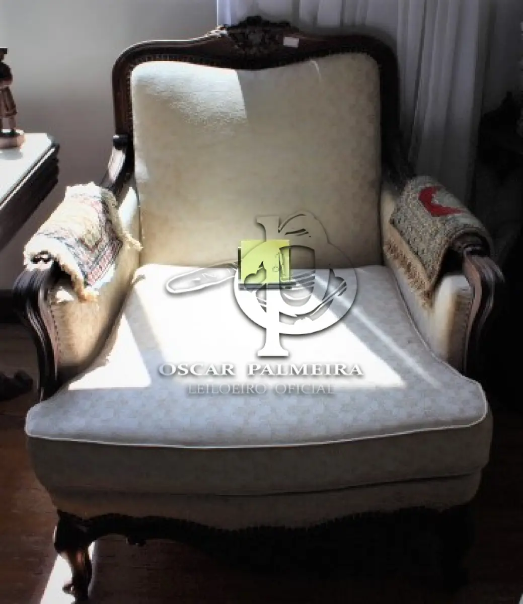 LOTE 002 - POLTRONA