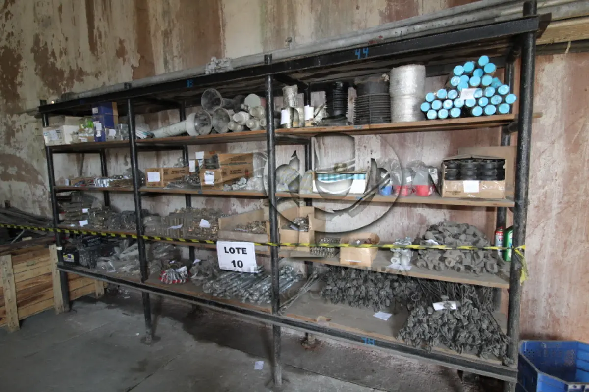 LOTE 010 - DIVERSOS MATERIAIS DE COBRE/FERRO/ALUMÍNIO COMPOSTO DE: CABOS DIVERSOS REVESTIDOS, ESTANTE, BIBINAS PARA MOTORES, TUBOS EM ALUMÍNIO, ESTICADORES EM FERRO, BUZINAS PARA TREM, EMENDAS, ESPAÇADORES, GARRAS, MANGUEIRAS, SAÍDAS DE COMPRESSOR, TOMADAS STECK, TRAVAS EM COBRE, PARAFUSOS, CHAVES SECCIONADORAS, FIO DE CONTATO, CABOS MENSAGEIROS, CABOS ENCAPADOS E SUSPENSORIOS, CILINDROS PARA COMPRESSOR, PISTÕES, COXINS, MANILHAS, PORTA ESCOVAS, TOMADAS, SWITCHS SISTEMA X, SUPORTES PARA LÂMPADAS, ELOS FUSÍVEIS, BARRAS CHATAS DE COBRE