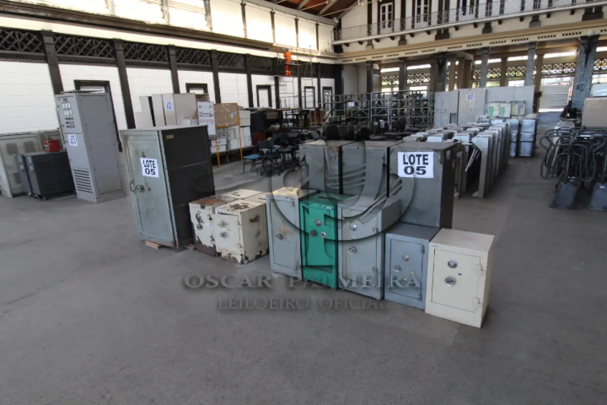 LOTE 005 - DIVERSOS MATERIAIS DE ESCRITÓRIO COMPOSTO DE: COFRES EM AÇO