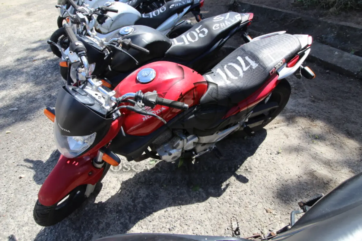 LOTE 104 - VEÍCULO; MARCA/MODELO: HONDA/CB 300R FAB/MOD: 2012/2012 PLACA: OLB5430 CHASSI: 9C2NC4310CR074015