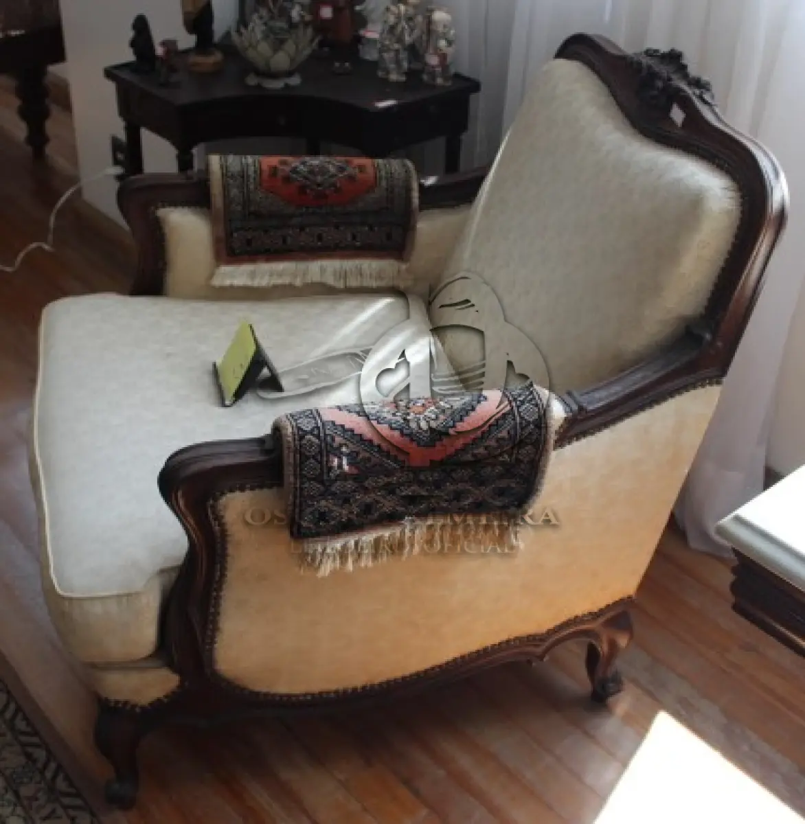 LOTE 003 - POLTRONA