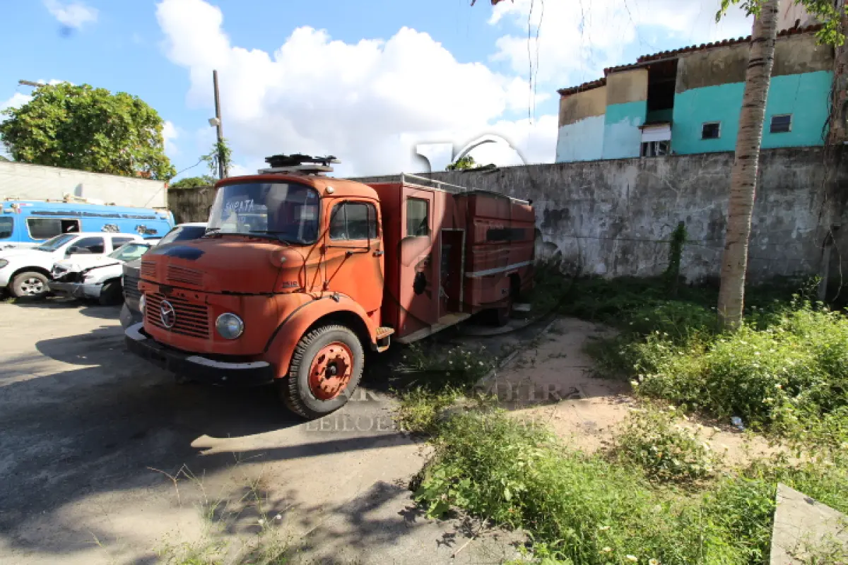 LOTE 047 - SUCATA DE VEÍCULOS:    CARROCERIA DE CAMINHÃO 1519, CHASSI 34501312364353 (SEM CERTIDÃO) (MOTOR 34591510030810)    CAMINHÃO 709, CHASSI 9BM688101LB868675 (MOTOR SEM CONDIÇÃO DE UTILIZAÇÃO)