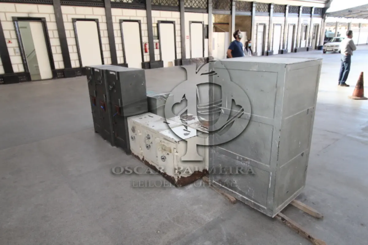 LOTE 005 - DIVERSOS MATERIAIS DE ESCRITÓRIO COMPOSTO DE: COFRES EM AÇO