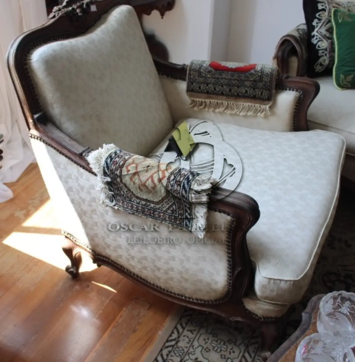 LOTE 002 - POLTRONA