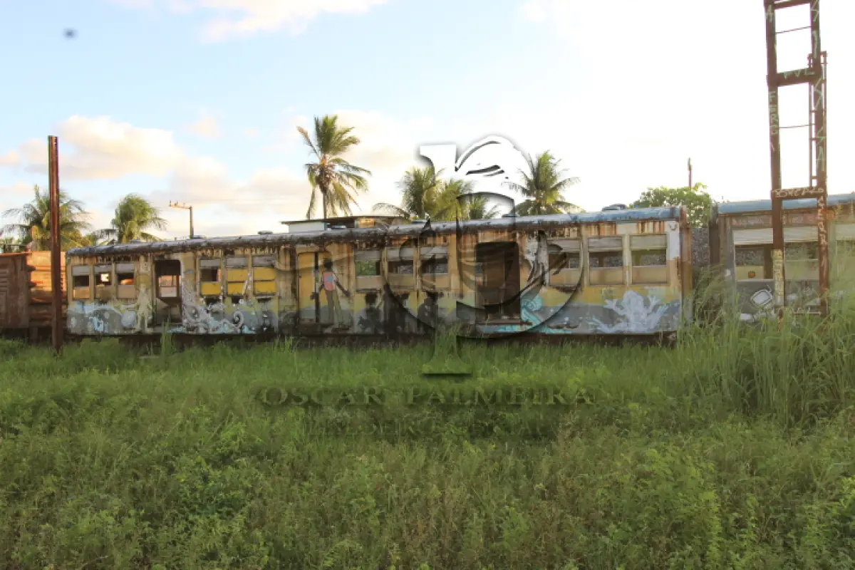 LOTE 001 - DIVERSOS MATERIAIS DE FERRO COMPOSTO DE:  04 VAGÕES DE TREM PARA PASSAGEIROS