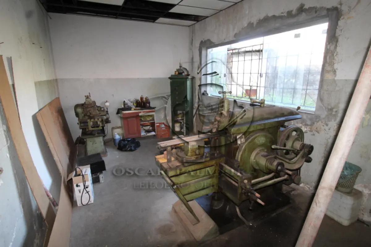 LOTE 014 - DIVERSOS MATERIAIS DE FERRO COMPOSTO DE: CAVALETES EM FERRO, CONJUNTO DE BLOCAS, PLAINAS, TORNO, FURADEIRAS, ESMERIL, ARMARIO EM AÇO DE 06 GAVETAS, BANCADA DE MESA EM AÇO 01 GAVETA