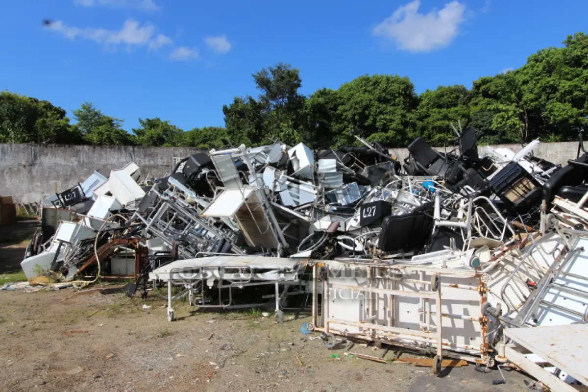 LOTE 027 - DIVERSOS MATERIAIS HOSPITALARES COMPOSTO DE: CADEIRAS DE RODAS, POLTRONAS RECLINÁVEIS, CADEIRAS DE BANHO, MACAS, BIOMBOS, NEGATOSCÓPIO, CAMAS, MESAS CABECEIRA, BERÇOS, MESA PARA ALTA CIRURGIA, ARMÁRIOS VITRINE, ESCADAS