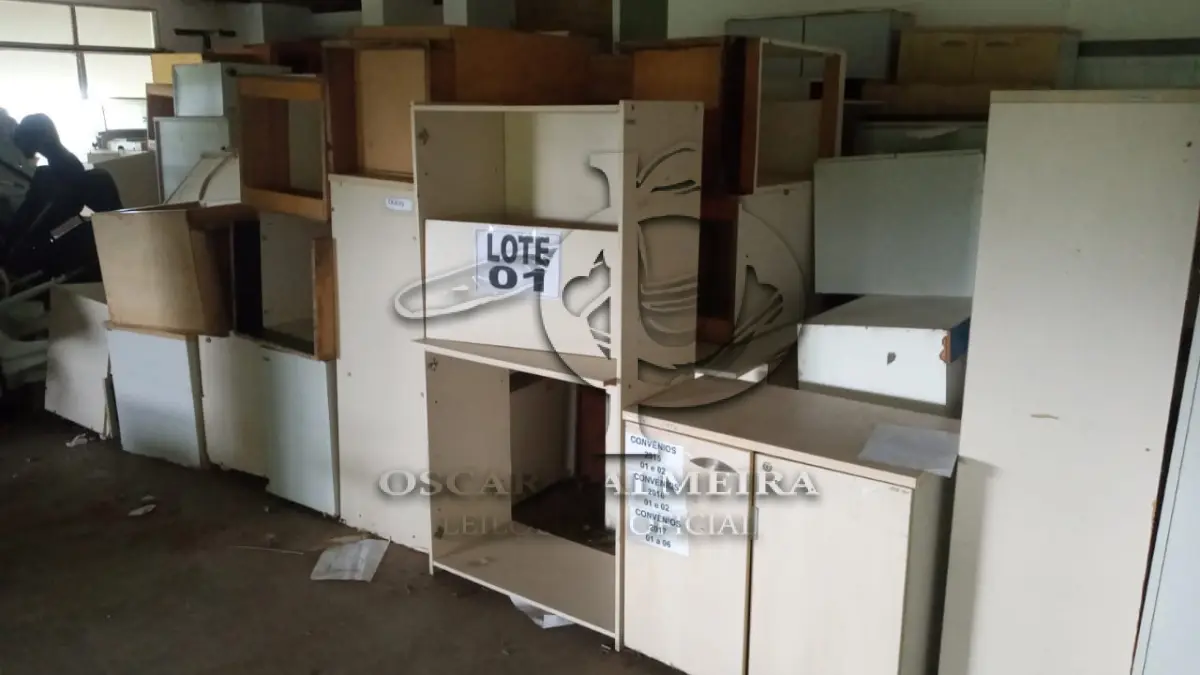 LOTE 001 - DIVERSOS MATERIAIS DE ESCRITÓRIO COMPOSTO DE:CADEIRAS FIXAS, CADEIRAS GIRATÓRIAS, POLTRONAS, MESAS REDONDAS, GAVETEIROS EM MADEIRA, ARMARIOS EM MADEIRA, MESAS PARA ESCRITORIO, CADEIRAS PLÁSTICAS, LONGARINAS, CADEIRAS EM MADEIRA, ARQUIVO EM MADEIRA