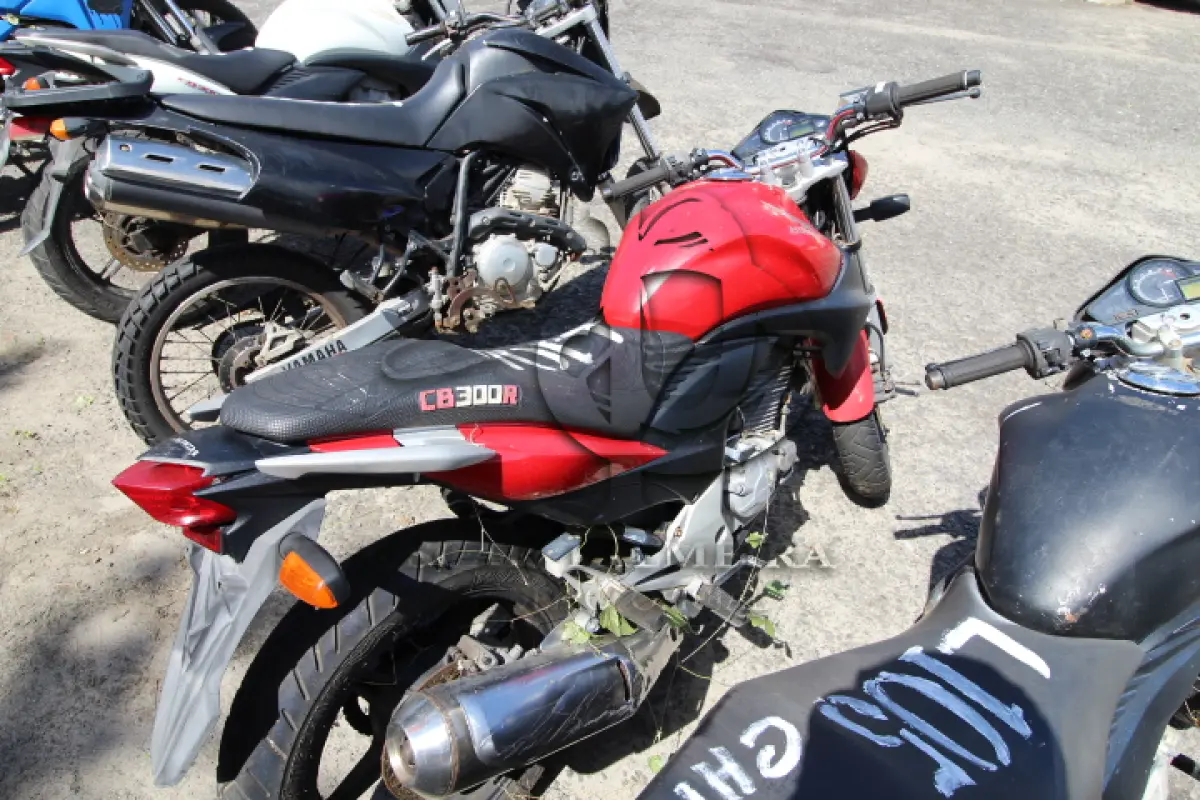 LOTE 104 - VEÍCULO; MARCA/MODELO: HONDA/CB 300R FAB/MOD: 2012/2012 PLACA: OLB5430 CHASSI: 9C2NC4310CR074015