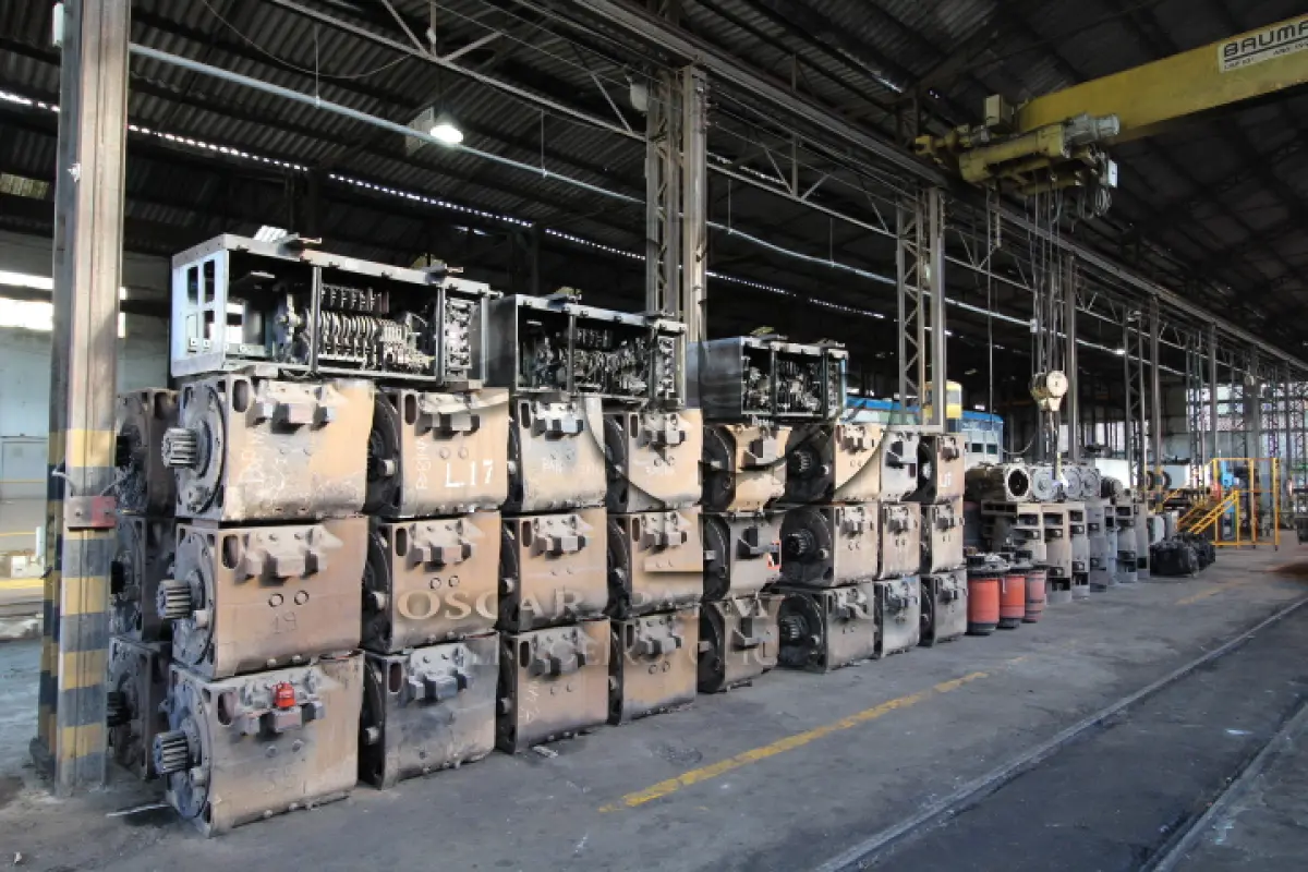 LOTE 017 - DIVERSOS MATERIAIS MOTORES COMPOSTO DE:  MOTORES DE TRAÇÃO DE CORRENTE CONTINUA, BOBINAS DE CAMPO INDUZIDO, CARCAÇA DE FERRO, MOTORES GERADORES E MOTOR COMPRESSOR