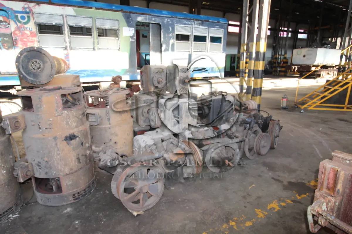 LOTE 017 - DIVERSOS MATERIAIS MOTORES COMPOSTO DE:  MOTORES DE TRAÇÃO DE CORRENTE CONTINUA, BOBINAS DE CAMPO INDUZIDO, CARCAÇA DE FERRO, MOTORES GERADORES E MOTOR COMPRESSOR