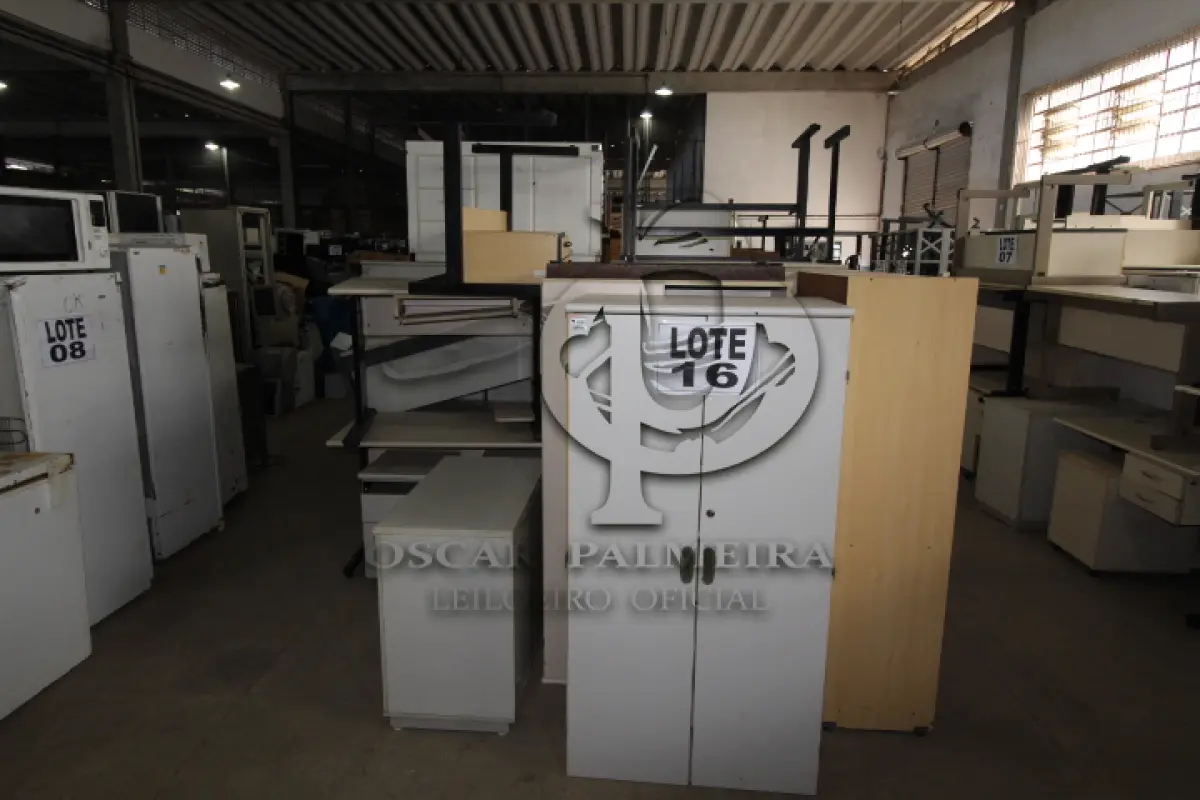 LOTE 016 - DIVERSOS MATERIAIS DE ESCRITÓRIO COMPOSTO DE: ARMÁRIOS EM MADEIRA, MESAS PARA ESCRITÓRIO, MESAS PARA COMPUTADOR, MESAS REDONDAS, BELICHES EM MADEIRA, BELICHES EM AÇO, GAVETEIROS EM MADEIRA, QUADROS BRANCO